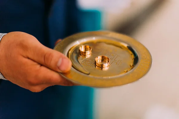 Δύο δακτύλιοι στα παραδοσιακά Ορθόδοξη τελετή Χρυσή πλάκα κατά τη διάρκεια την τελετή γάμου — Φωτογραφία Αρχείου