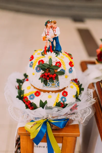 Красивий весільний торт, зроблений в етнічному стилі — стокове фото