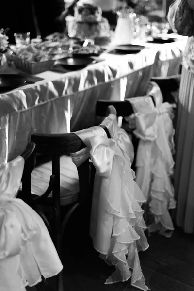 Primer plano de sillas de boda con cintas en blanco y negro — Foto de Stock