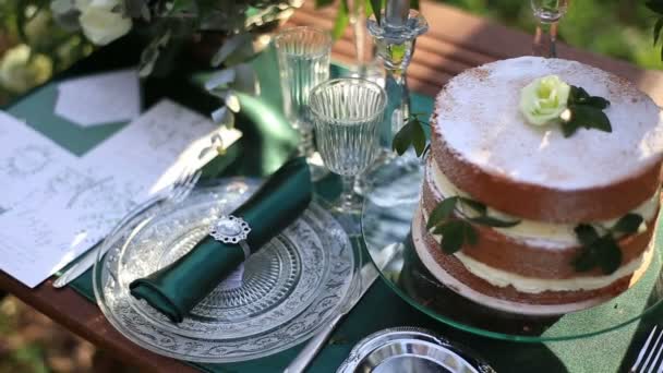 Mesa de boda decorada de lujo con pastel de boda de chocolate de cerca. Mesa servida con cubiertos de plata en estilo rústico — Vídeos de Stock