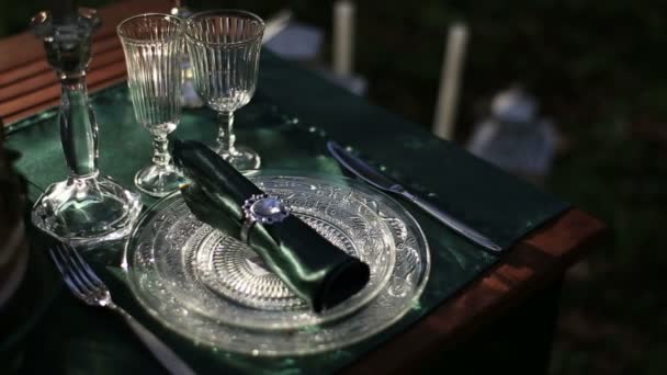 Prachtige bruiloft tafel geserveerd in een rustieke stijl close-up — Stockvideo