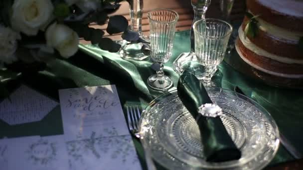 Mesa de boda decorada de lujo de cerca. Mesa servida con cubiertos de plata en estilo rústico — Vídeos de Stock