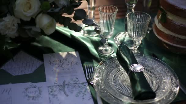 Primer plano de la elegante mesa de boda servida en estilo rústico y decorada con rosas blancas — Vídeos de Stock