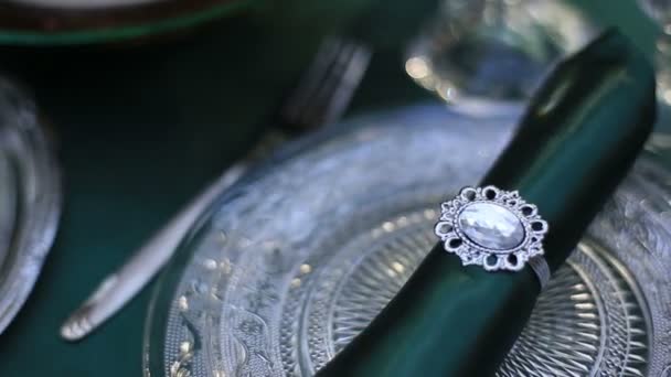 Μεγάλο κοντινό πλάνο πολυτελές γαμήλιο τραπέζι με ασήμι και διαμάντια μαχαιροπήρουνα — Αρχείο Βίντεο