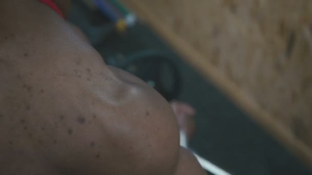 Close-up van spieren van zwarte Afro-Amerikaanse bodybuilder met barbell op bovenaanzicht — Stockvideo