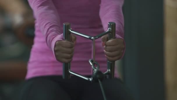 Joven atractiva mujer asiática haciendo ejercicios en el gimnasio de cerca . — Vídeos de Stock