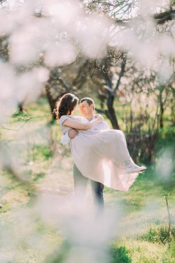 Mutlu adam onun güzel kız çiçek açması branche arasında taşıma