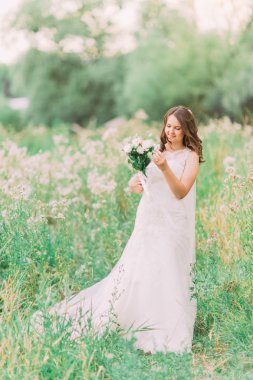 Holding ve lüks doğal beyaz gelin buketi seyir gelinlikle güzel zarif gelin