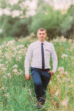 Bahar çiçek çayır poz beyaz şık gömlek yakışıklı damat