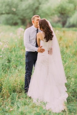 Adam gelinler bel şefkatle yeşil orman arka plan üzerinde tutar