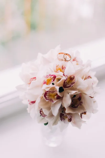 Ładne i piękne suknie ślubne bukiet orchidei w oknie — Zdjęcie stockowe