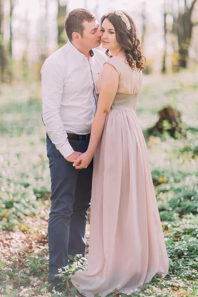 Liebespaar bei Date im Park, junger Mann küsst zärtlich seine lächelnde Freundin mit geschlossenen Augen auf die Wange — Stockfoto