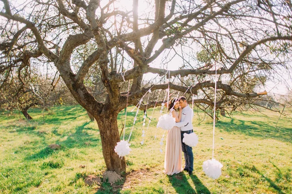 Sesi foto pertunangan dari pasangan yang sedang jatuh cinta. Taman dihiasi dengan awan dan kayu tanda Cinta — Stok Foto