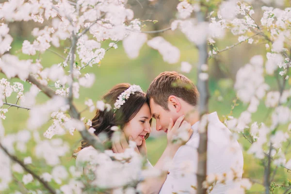 愛と優しさ。美しい若いカップルを受け入れる花を愛する春の庭。ロマンチックなデート — ストック写真