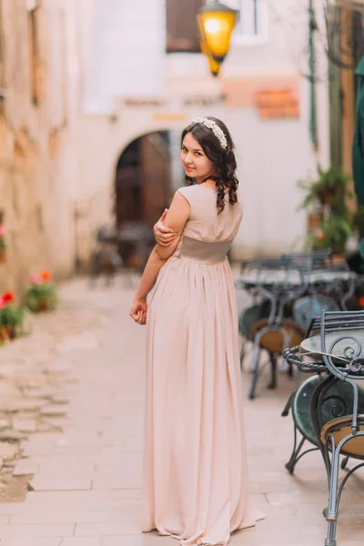 Fashionabla färska ung kvinna som bär blomma pannband promenerar på gatan i sommar — Stockfoto