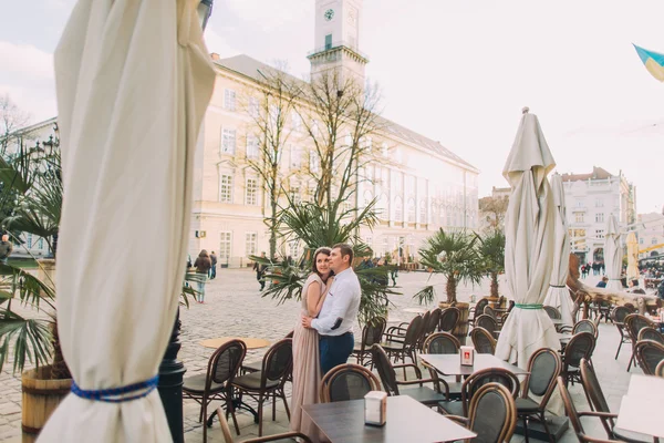 Genç moda yaz aylarında Avrupa şehri kafede poz zarif şık çift, sandalye üzerinde odaklanmak — Stok fotoğraf