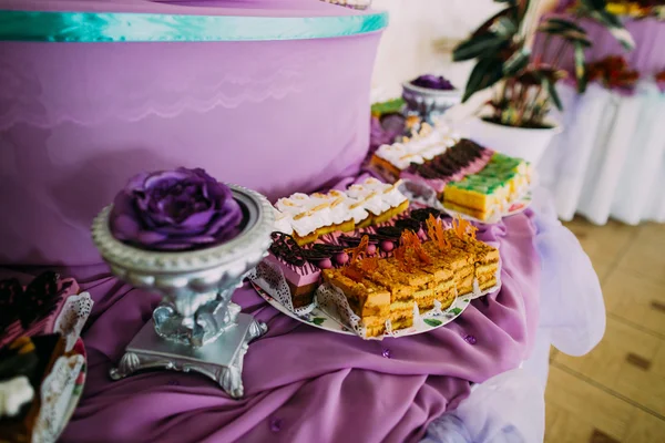 甘いデザート テーブルまたはキャンディ ・ バー。結婚式のパーティー。自然光。マカロン、マシュマロ、ケーキ メレンゲ ピラミッド — ストック写真