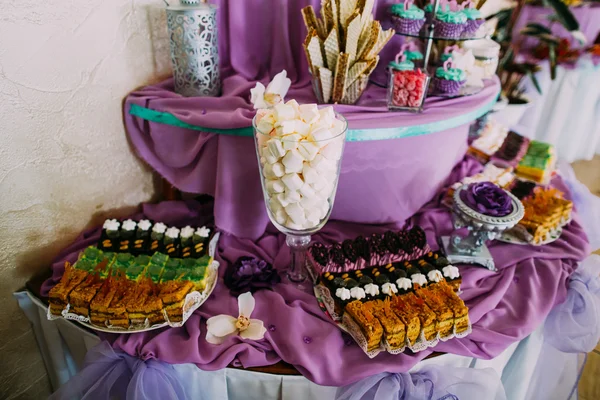 Сладкий десертный стол или шоколадку. Свадебная вечеринка. Естественное освещение. Макарон, безе пирамида, торты и зефир — стоковое фото