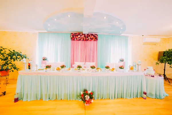 Salão de casamento ou outras instalações de função definidas para refeições finas — Fotografia de Stock