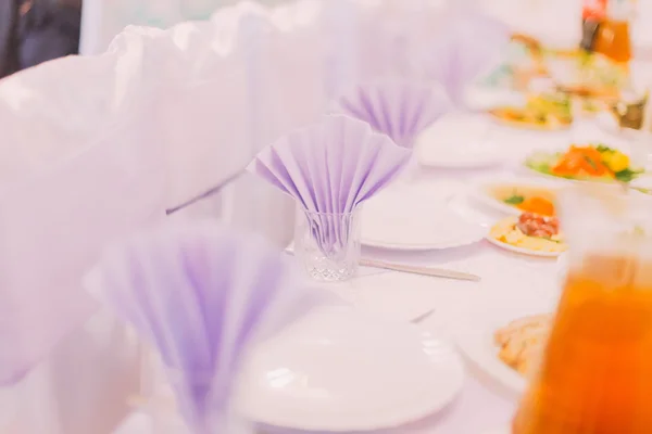 Mesas de casamento definidas para refeições finas ou outro evento servido — Fotografia de Stock