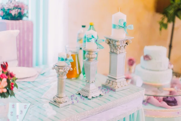 Salão de recepção de casamento com mesas decoradas, foco em velas — Fotografia de Stock
