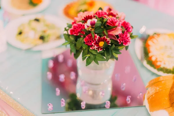 Belo restaurante decoração de mesa interior para casamento . — Fotografia de Stock