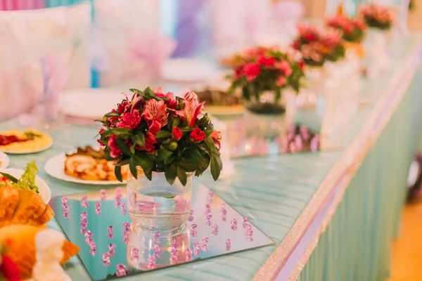 Belo restaurante decoração de mesa interior para casamento . — Fotografia de Stock