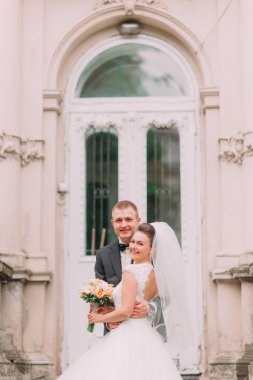 şık mutlu damat ve gelin arka planda güzel Rönesans bina