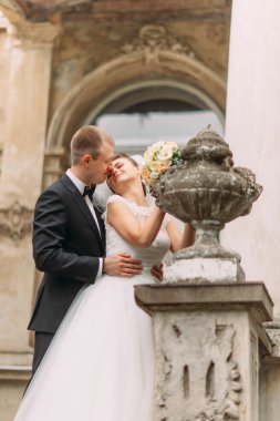 Sütunlarla antika balkonunda ayakta kadar sevimli evli çift burun dokunmadan kapatın