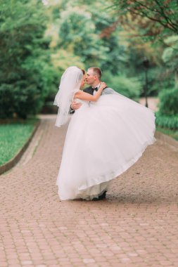 Güzel eşi yaz Park taşıyan genç damat