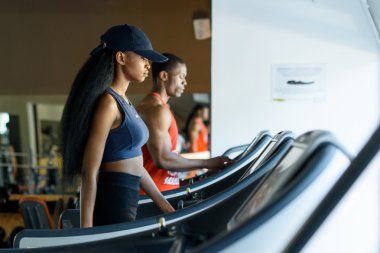 Siyah eğitim ve spor salonunda treadmill seksi Afrikalı-Amerikalı kadın. Fitness kavramı