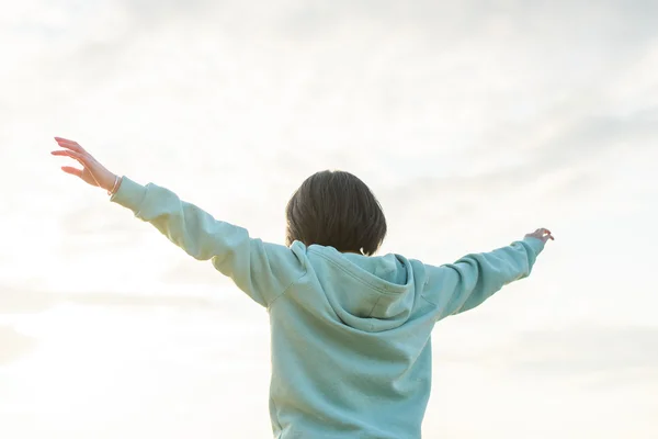 Achteraanzicht van mooie Aziatische japan vrouw die zich uitstrekt op de blauwe hemelachtergrond — Stockfoto