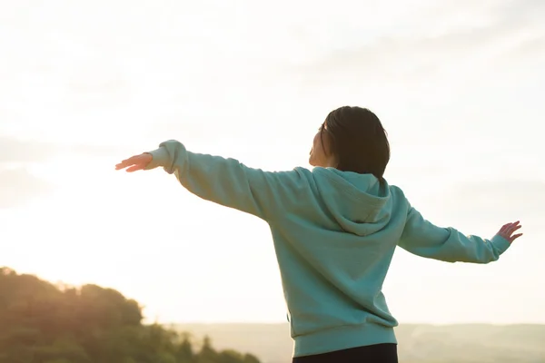 Mujer asiática bonita estirándose sobre el fondo azul del cielo. Momento de relax y recreación —  Fotos de Stock