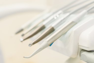 Farklı diş aletleri ve araçları bir dişçi ofisinde sondaj makinesi