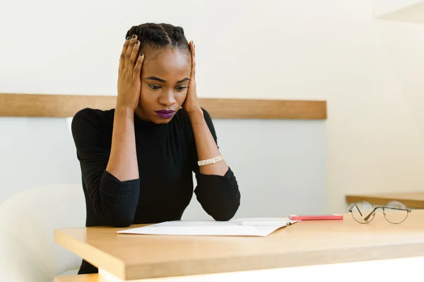 Ανησυχεί σκεπτόμενη Αφρικανή ή μαύρη Αμερικανίδα επιχειρηματίας κρατώντας το όμορφο πρόσωπό της με τα χέρια, κλείνοντας τα αυτιά — Φωτογραφία Αρχείου