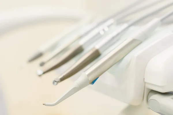 Diferentes instrumentos e ferramentas dentárias em um escritório de dentistas, máquina de perfuração — Fotografia de Stock