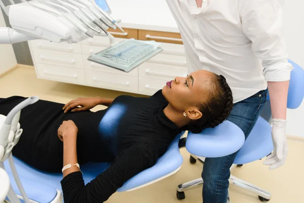 Портрет красивой африканки или черной американки, ожидающей стоматологического осмотра — стоковое фото