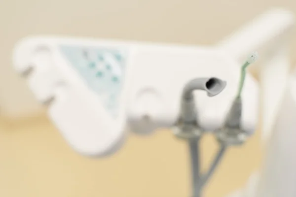 Diferentes instrumentos y herramientas dentales en una oficina de dentistas, máquina de perforación — Foto de Stock