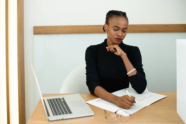 Elegante Africano ou preto americano mulher segurando queixo com a mão escrita no bloco de notas — Fotografia de Stock