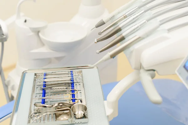 Оборудование и стоматологические инструменты в кабинете стоматолога — стоковое фото