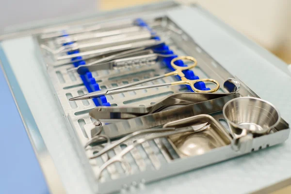 Equipo de la clínica dental en la placa de metal — Foto de Stock