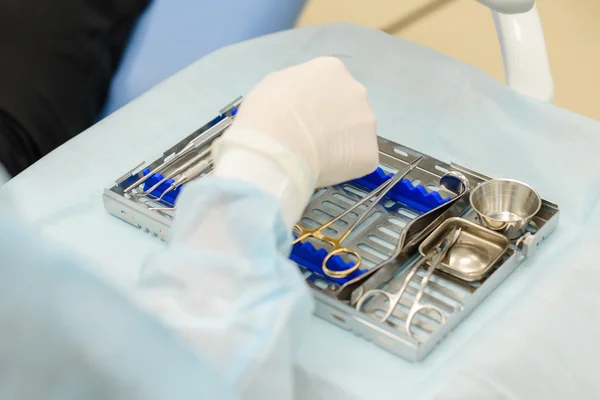 Set di attrezzature mediche in metallo per la cura dei denti. Medico prende strumenti — Foto Stock