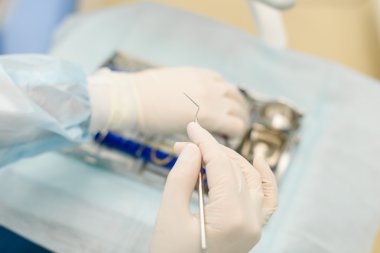 Diş hekimi el bir araç diş araçlarını seçme closeup