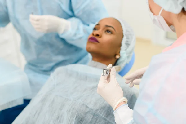 Retrato de una joven negra seria esperando un examen dental — Foto de Stock