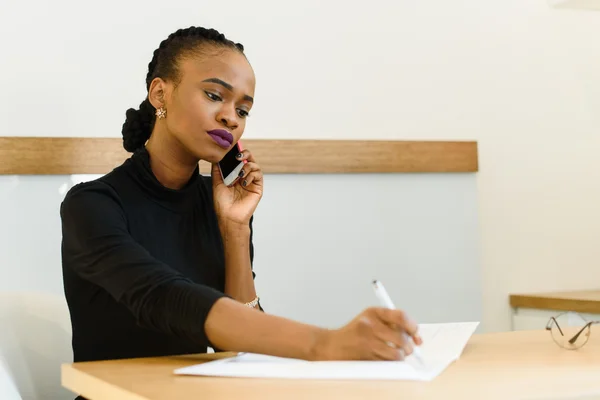 Σοβαρή αυτοπεποίθηση νεαρός αφρικανική ή μαύρη γυναίκα αμερικανικές επιχειρήσεις στο τηλέφωνό λαμβάνοντας σημειώνει στο γραφείο — Φωτογραφία Αρχείου