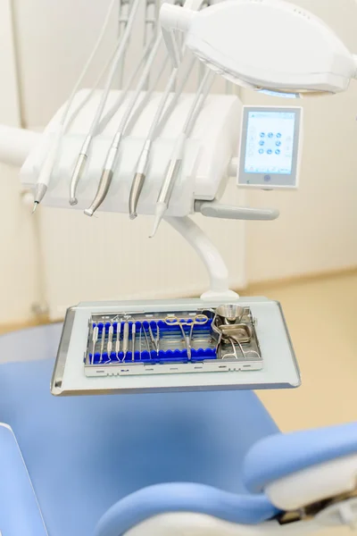 Equipos e instrumentos dentales en consultorio de dentistas — Foto de Stock