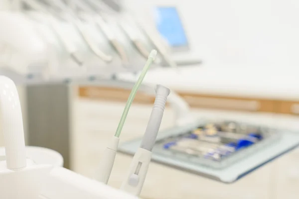 Equipos e instrumentos dentales en consultorio de dentistas — Foto de Stock