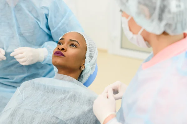Retrato de una joven negra seria esperando un examen dental — Foto de Stock