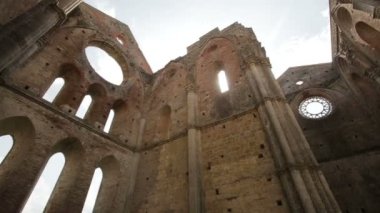 Whitby Abbey İngiltere'de North Yorkshire'deki / daki iç duvarlarına mahvetti. İngiliz Heritage. Eski Gotik kilise kalıntıları