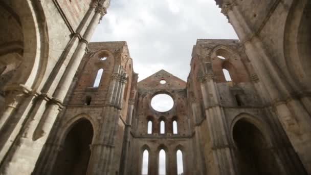 Geruïneerd binnenmuren aan Whitby Abbey in North Yorkshire in Engeland. English Heritage. — Stockvideo